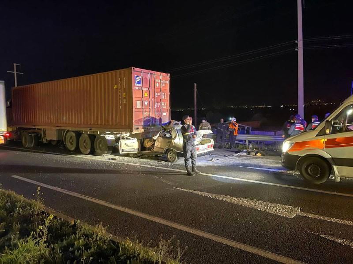 Son dakika haberi | İzmir\'de otomobil tıra çarptı: 1 ölü