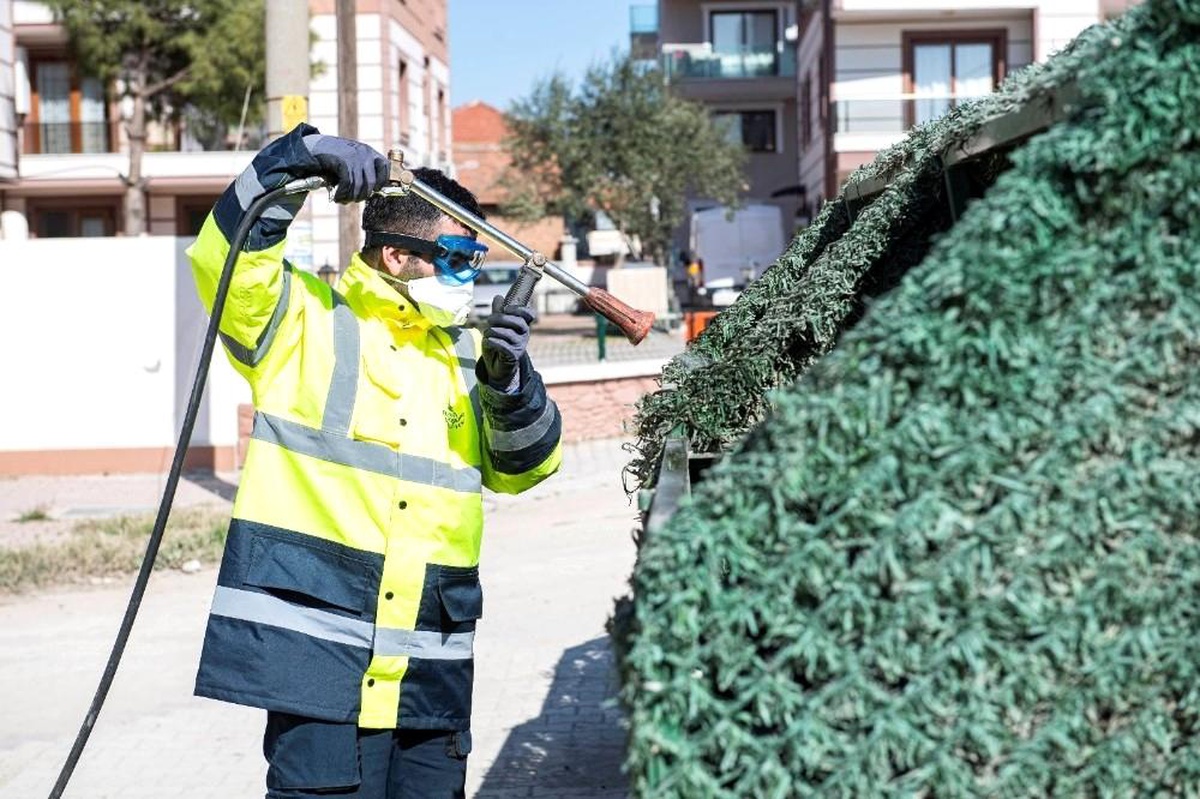 İzmir\'de sineksiz bir yaz için 190 bin nokta ilaçlanıyor