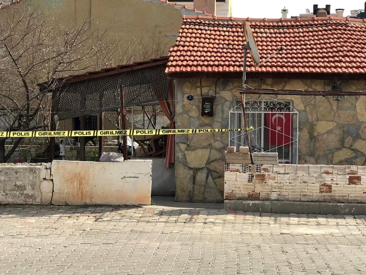İzmir\'de şüpheli ölüm: Yaşlı adam evinde ölü bulundu
