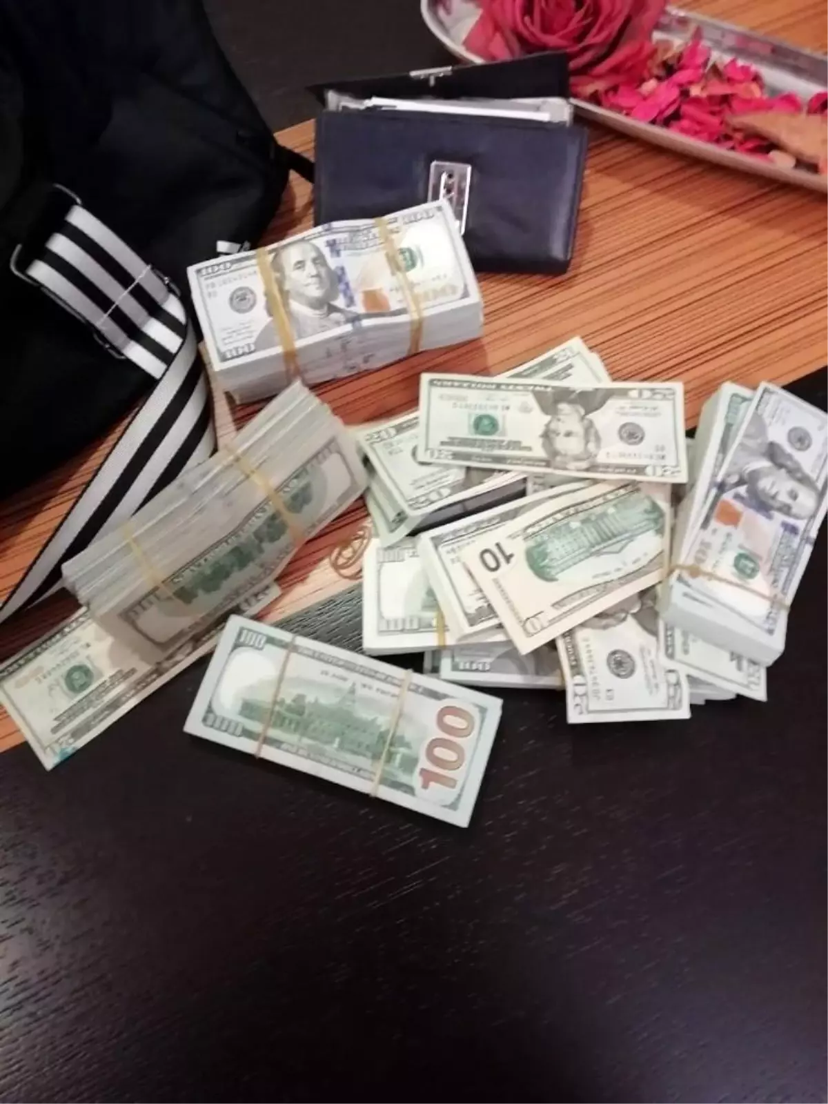 İzmir\'deki FETÖ operasyonunda dikkat çeken detay: Balya balya paralar örgüte gidecekti