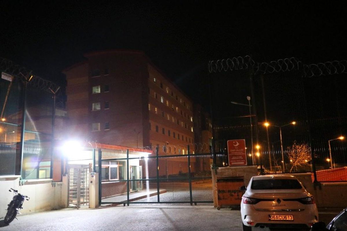 İzmir Valiliğinden göçmen geri gönderme merkezindeki yangınla ilgili açıklama