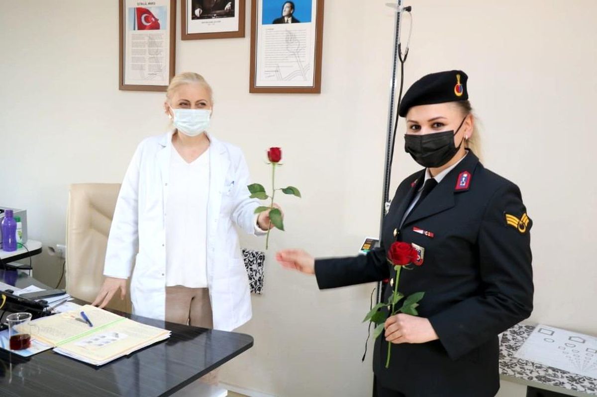 Jandarmadan kadınlara gül