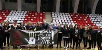 Kadına şiddete voleybol müsabakası ile dikkat çektiler