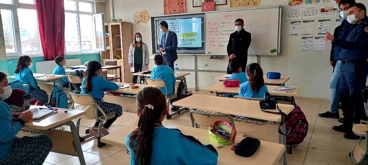 Kaymakam Kaçmaz Atlıhisarlı minik öğrencilerle bir araya geldi