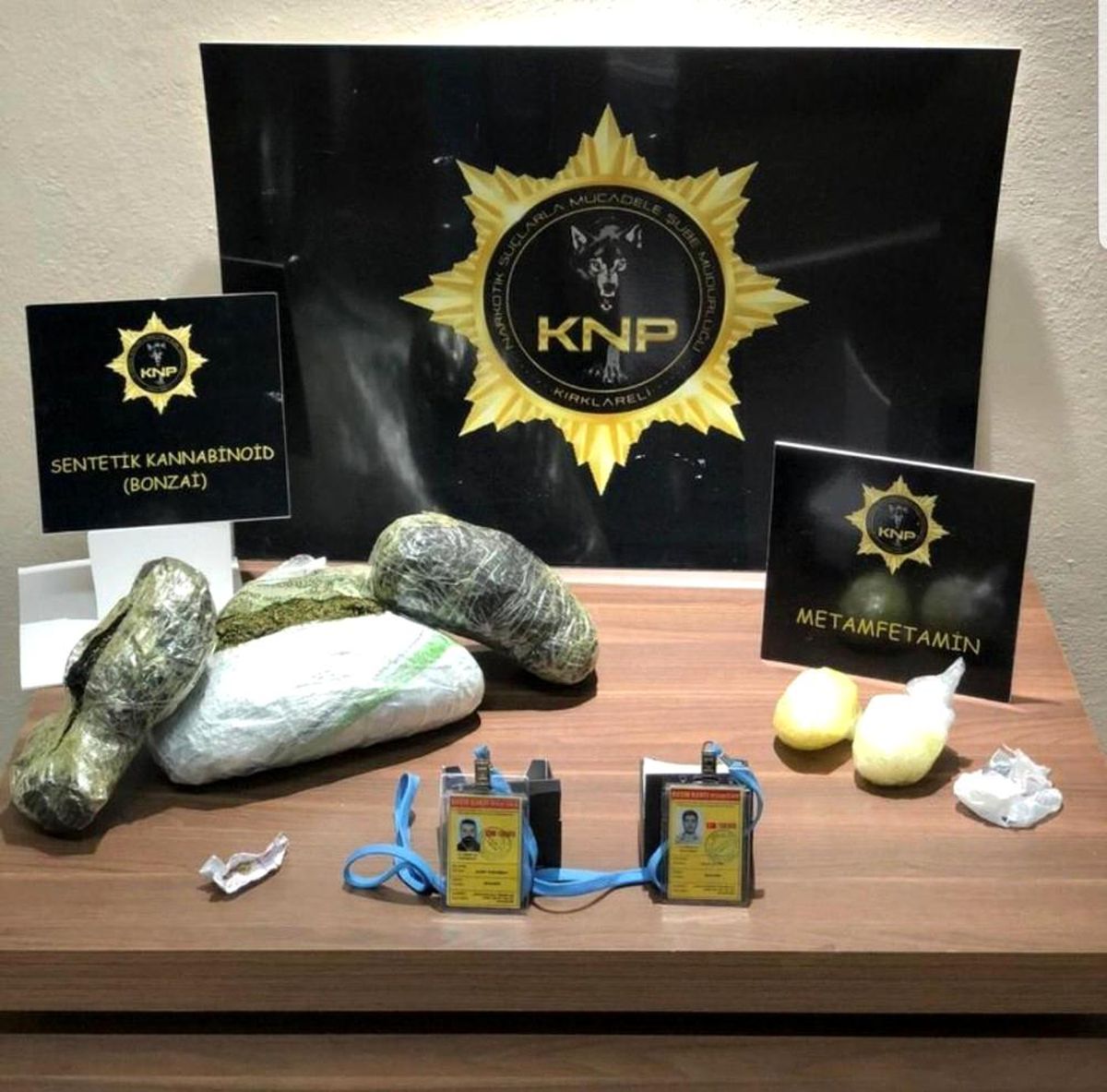Kendilerini "Polis muhabiri" olarak tanıttı, otomobilde uyuşturucu çıktı