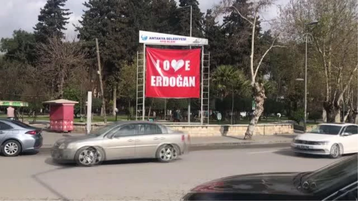 Kent meydanına "Love Erdoğan" afişi asıldı