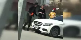 Kız arkadaşa şiddet kamerada; otomobilinden indirip böyle darp etti