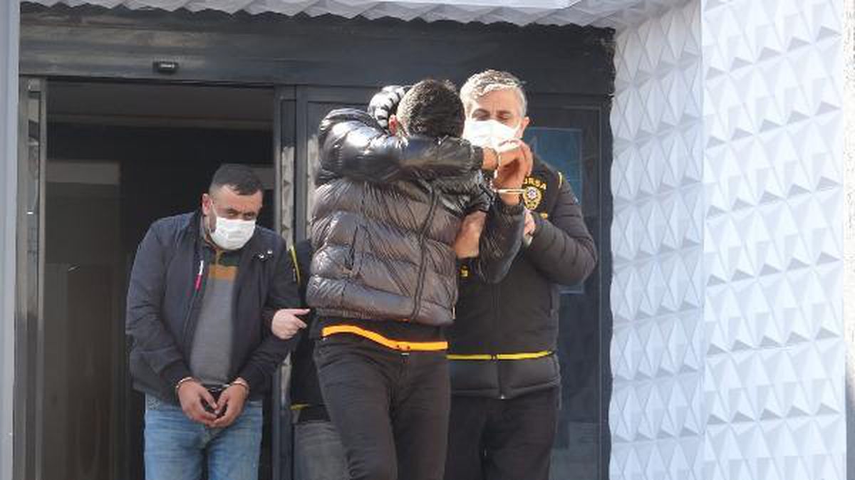 Kız arkadaşını saçından tutup yerde sürükleyen erkek arkadaş ile kardeşi adliyede