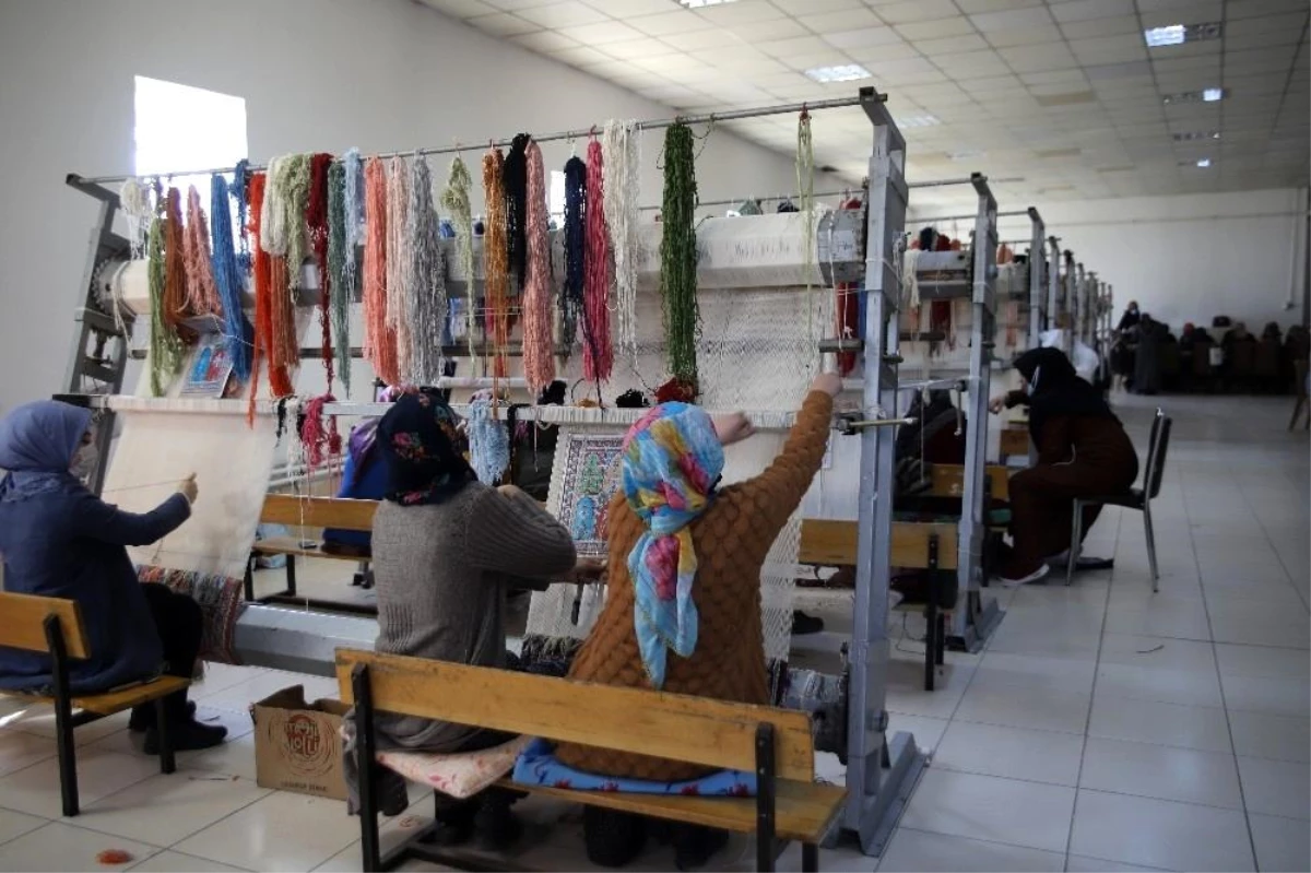 Mahalledeki sosyal tesis, 13 yıldır kadınlara iş kapısı oluyor