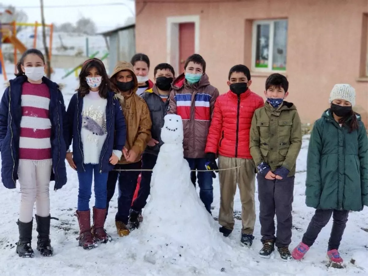 Öğrenciler karın keyfini okul bahçesinde çıkardı