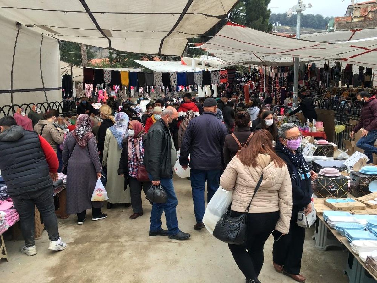 Semt pazarında sosyal mesafe yok!