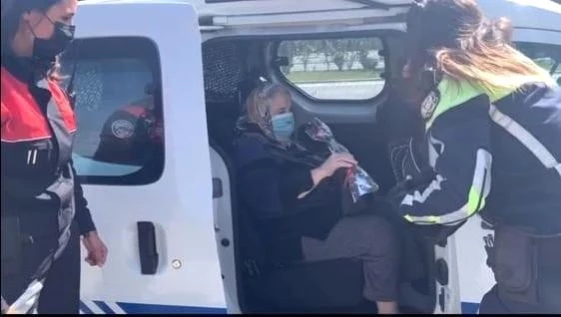 Polisler yaşlı çifti aşıya götürdü, gönülleri fethetti