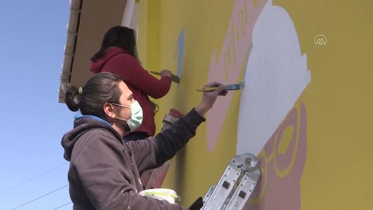 'Soğuk duvarlar' nişanlı çiftin fırçasıyla güzelleşiyor