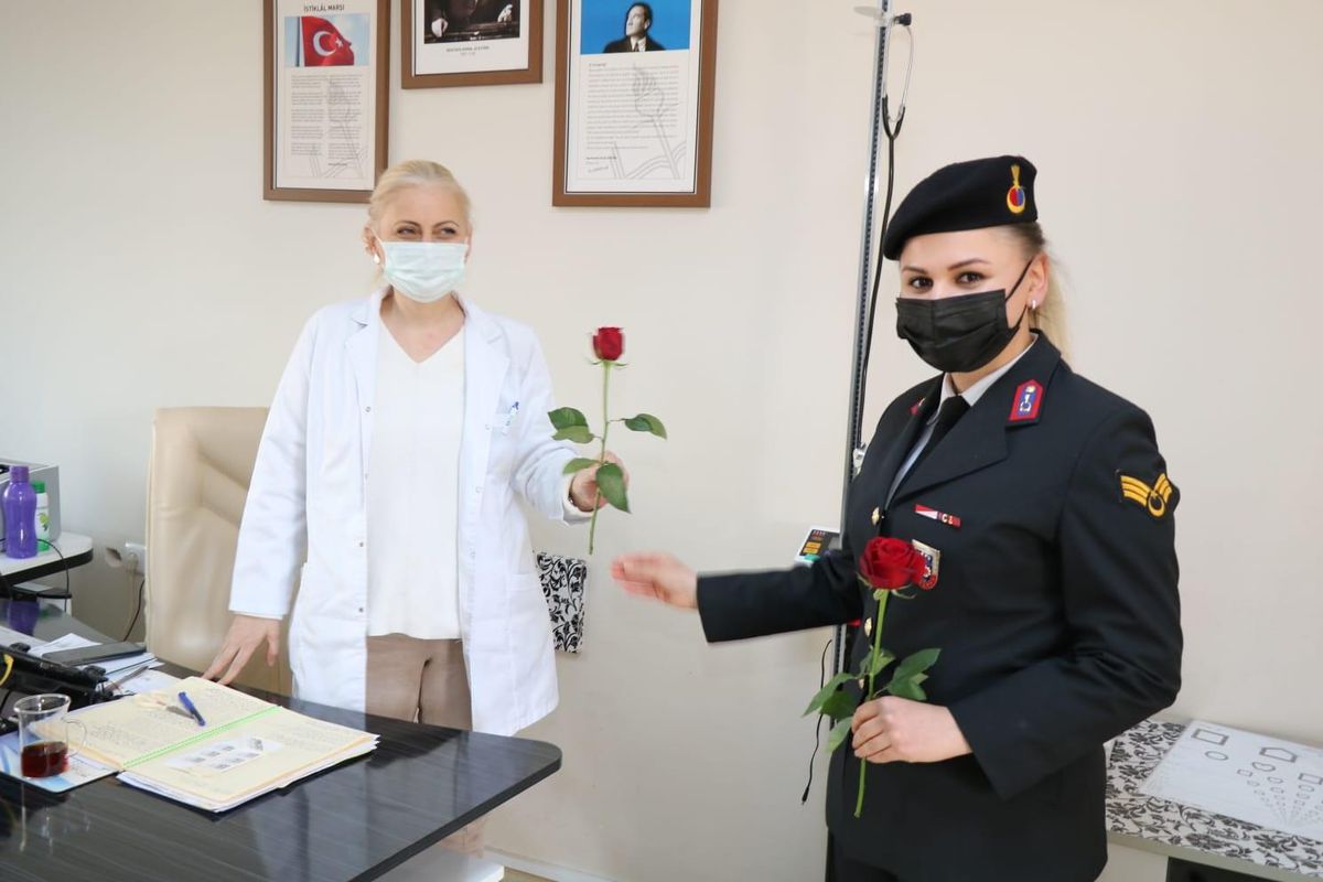 Son dakika haberi! Samsun\'da jandarmadan kadınlara karanfil