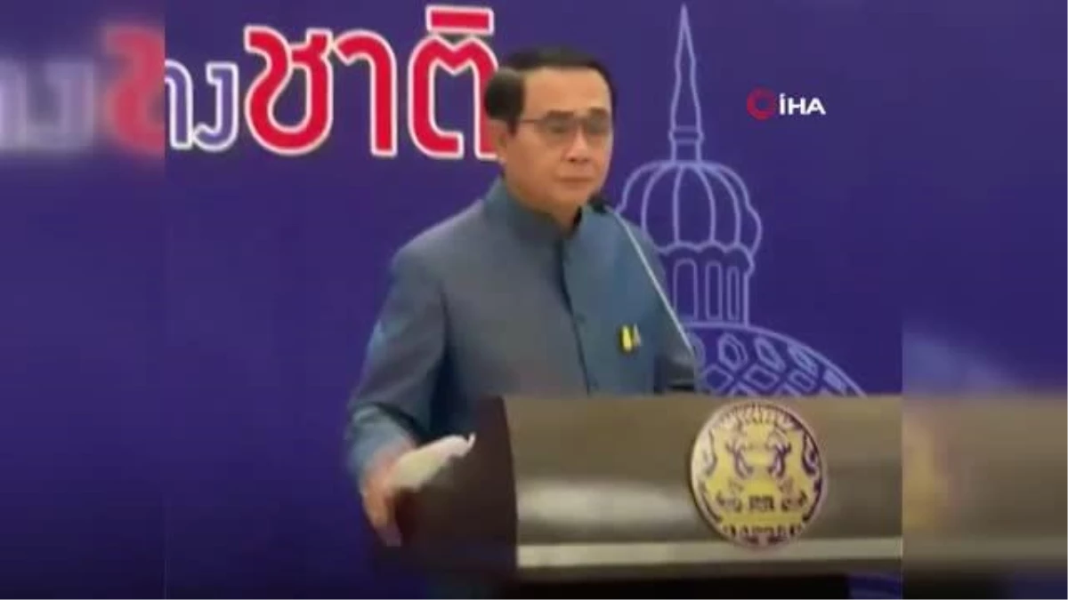 Son dakika haberi... - Soruyu beğenmeyen Tayland Başbakanı, gazetecilere dezenfektan sıktı
