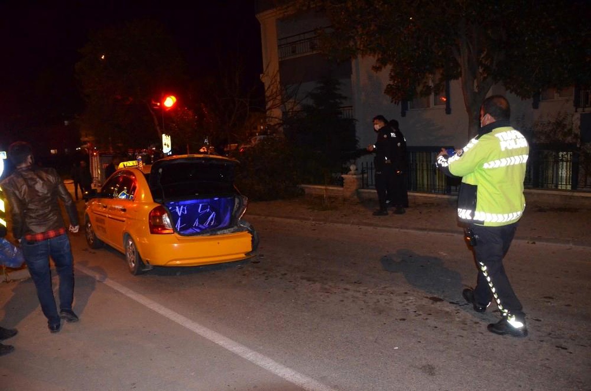 Taksiye çarpan otomobil bahçe duvarında asılı kaldı