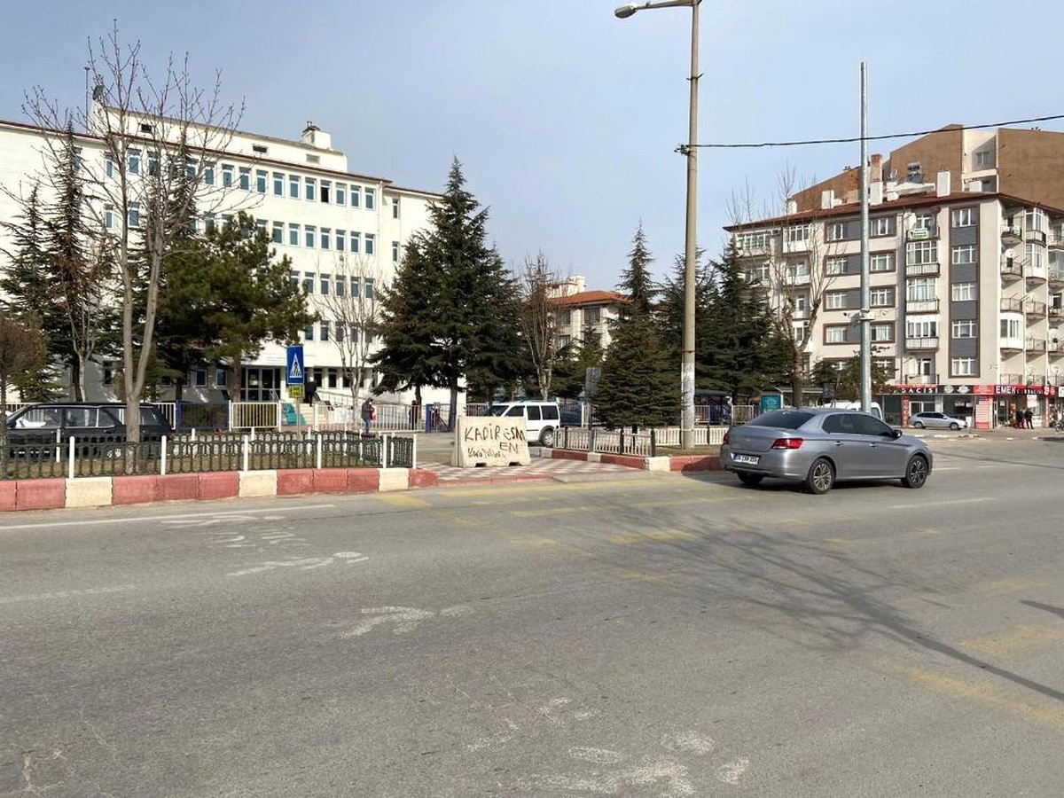 Yaya yolu beton bariyerle kapatılınca ortaya komik görüntü çıktı