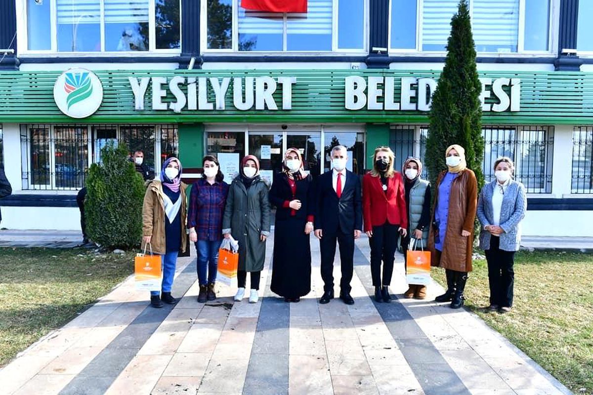 Yeşilyurt\'da kadın personele çiçek