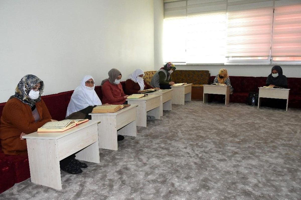 84 yaşındaki Hamide Nine Şahinbey Belediyesi\'nin kurslarında Kur\'an-ı Kerim öğrendi