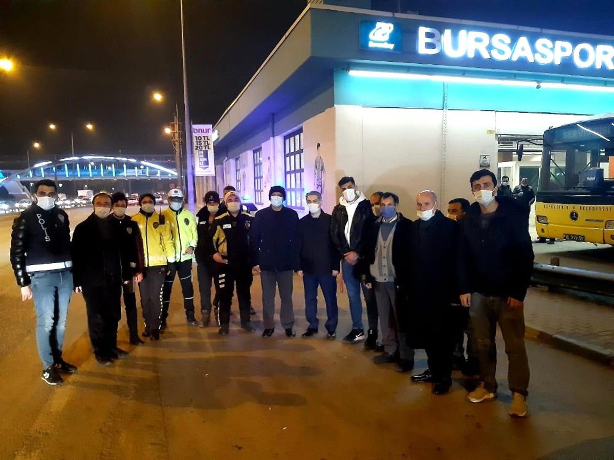Son dakika haberi! AK Parti Osmangazi İlçe Gençlik Kolları\'ndan denetimdeki polislere kandil simidi