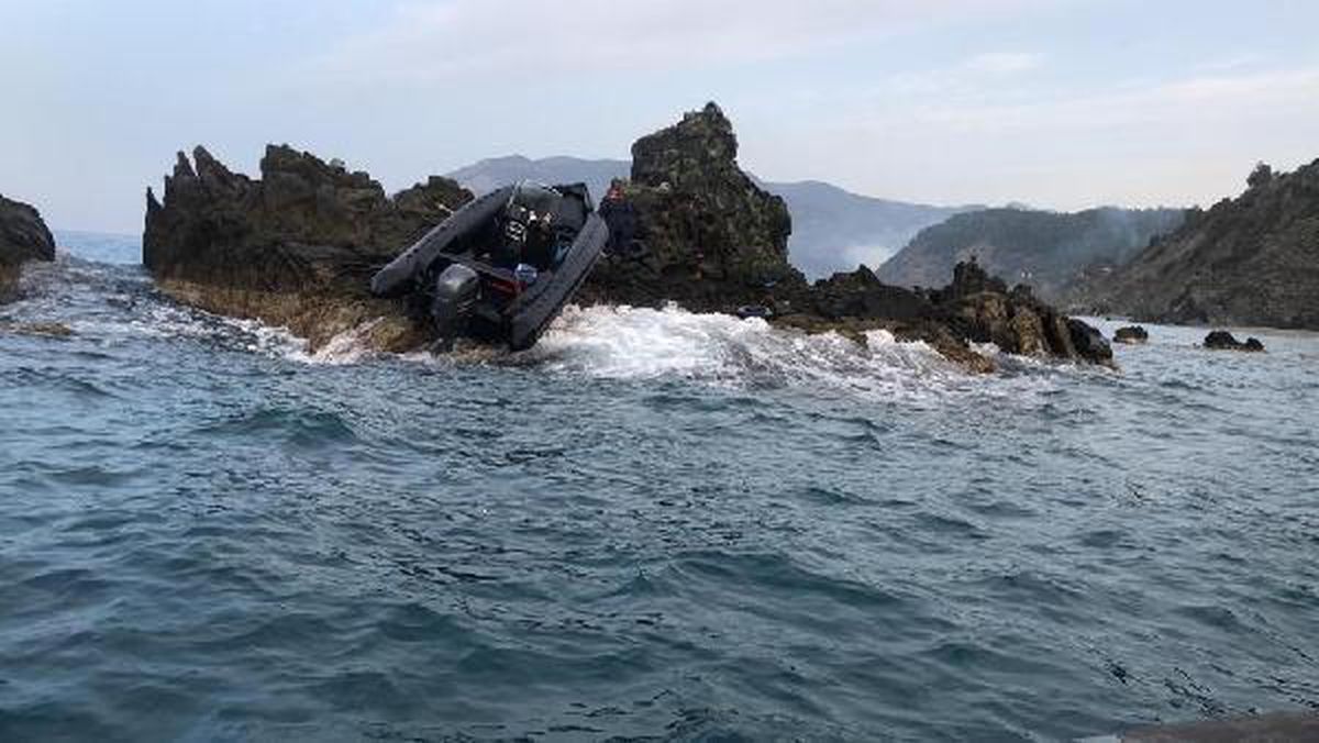 Anamur açıklarında kayalıklara çarpan teknedeki 19 göçmen kurtarıldı