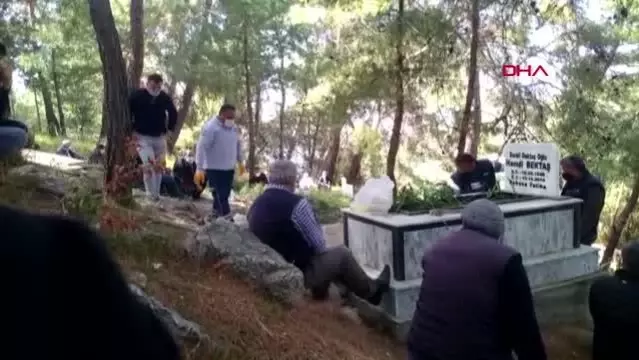 ANTALYA 5 kişinin öldüğü kazada baba, anne ve oğul yan yana toprağa verildi