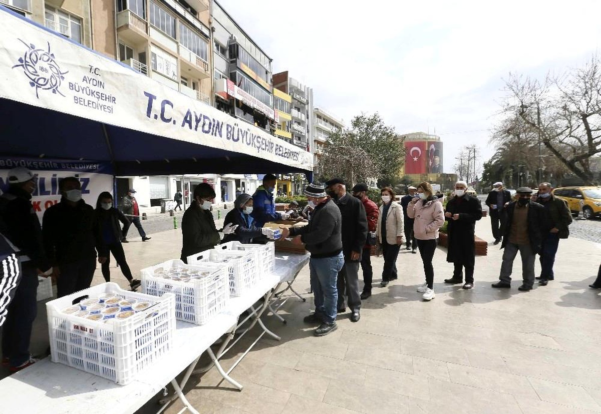 Aydın Büyükşehir Belediyesi Miraç Kandili dolayısıyla vatandaşlara helva dağıttı