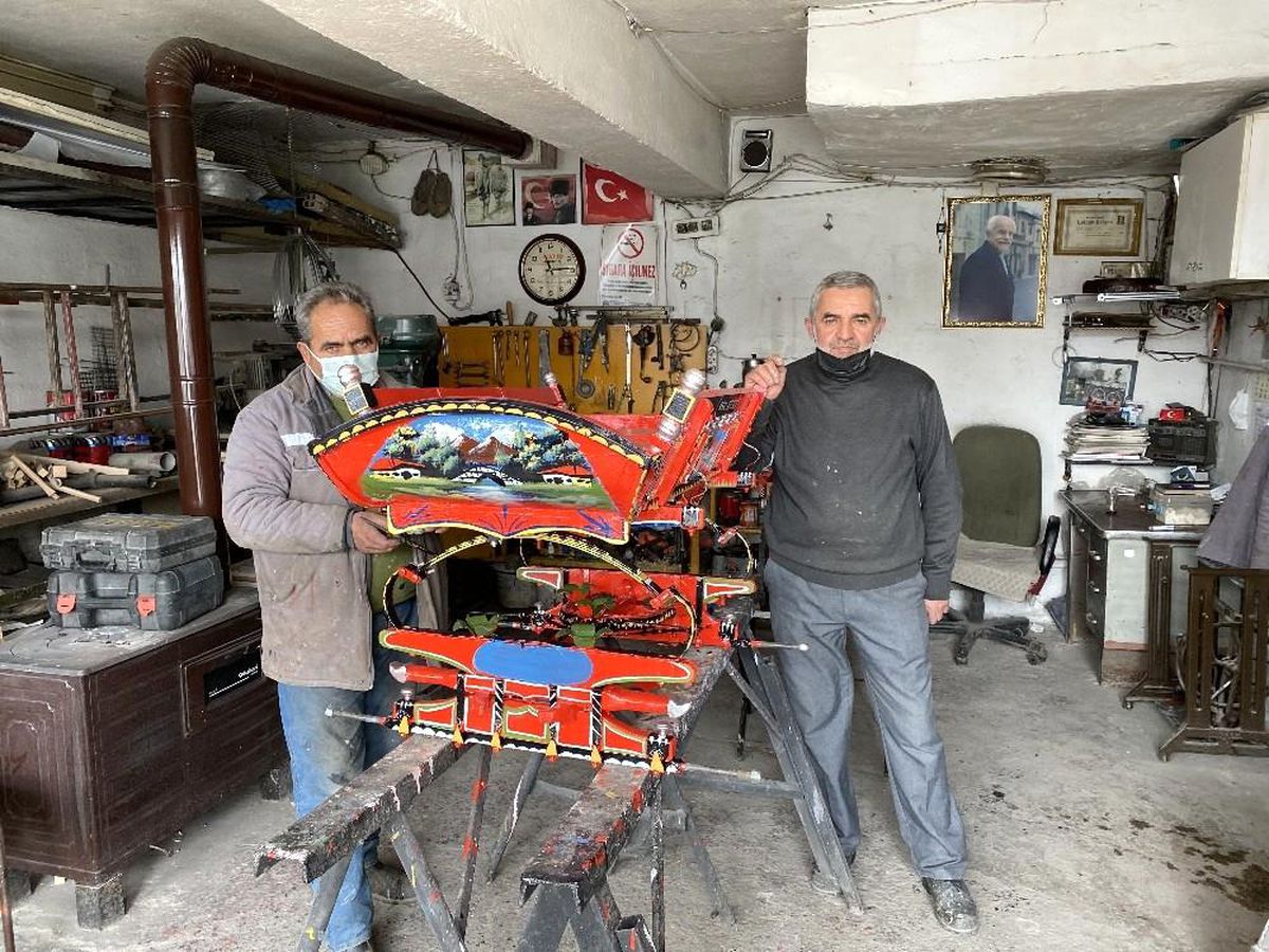 Minyatür at arabası ile baba mesleğine devam