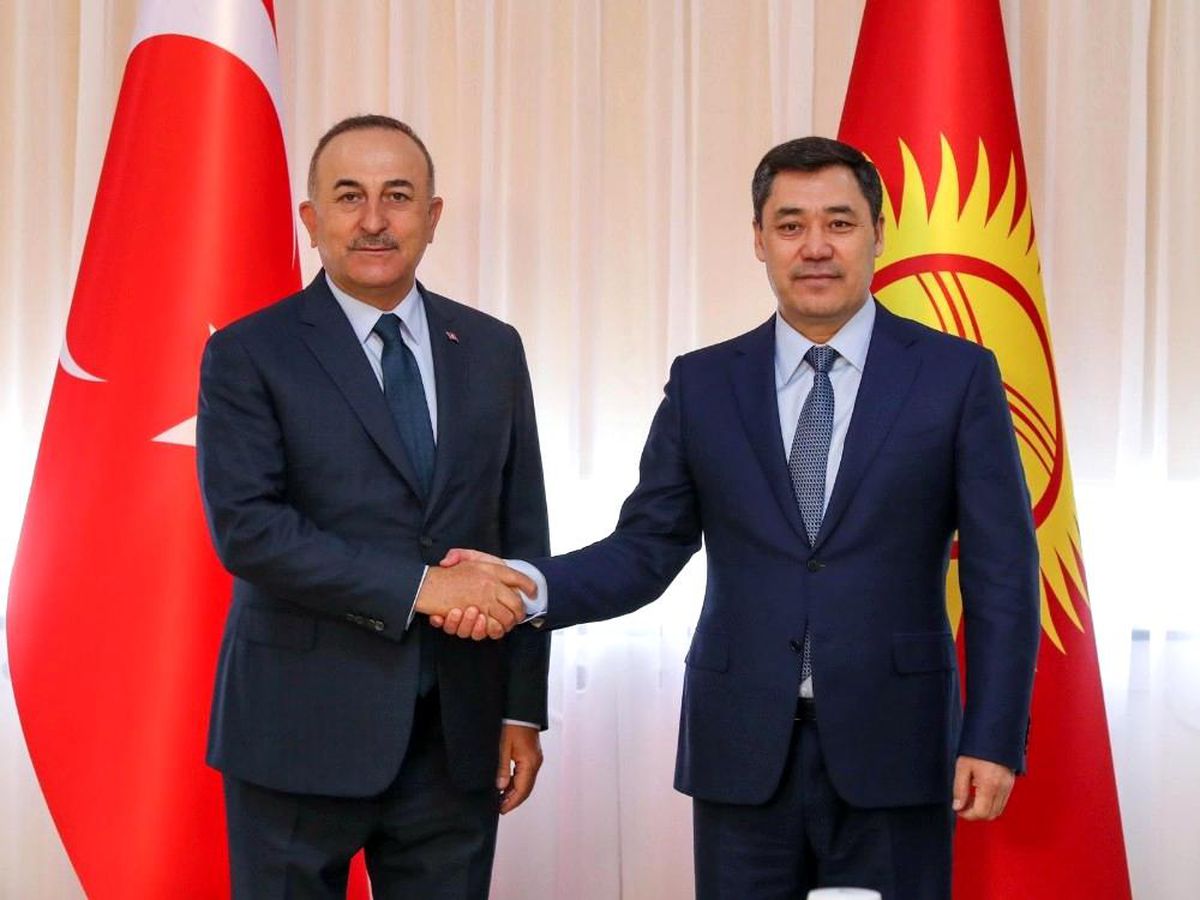 Bakan Çavuşoğlu, Kırgızistan Cumhurbaşkanı Caparov ile görüştü