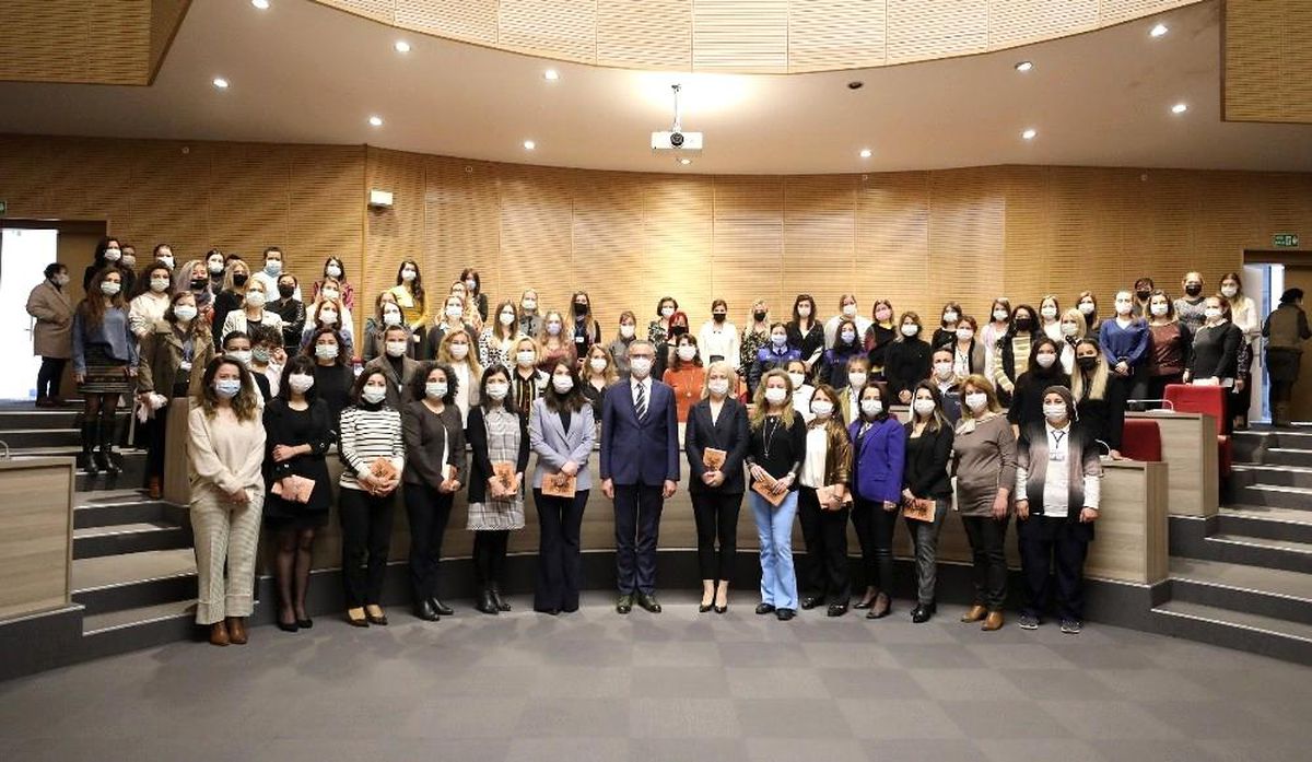 Başkan Arda\'dan kadın çalışanlara kitap armağanı