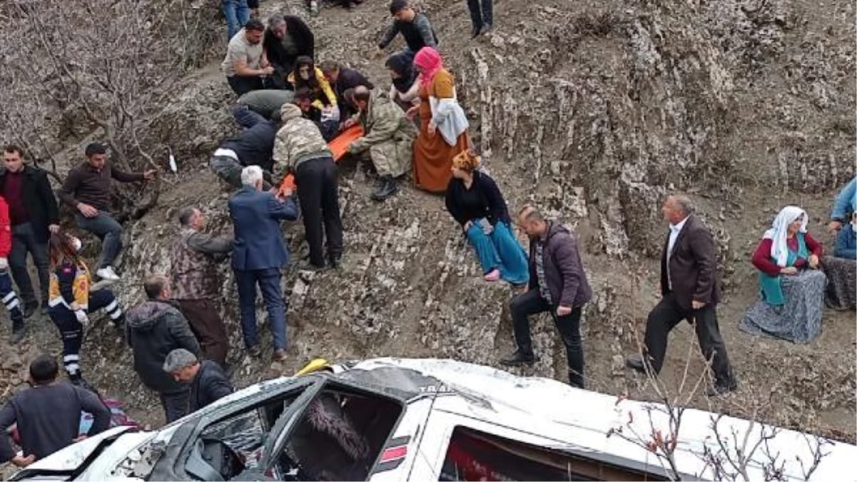 Batman\'da öğrenci ve işçileri taşıyan minibüs, uçurumdan yuvarlandı; 2 kardeş öldü, 27 yaralı