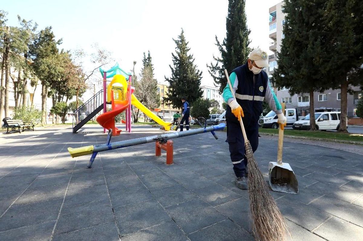 Buca\'nın parklarında bahar temizliği