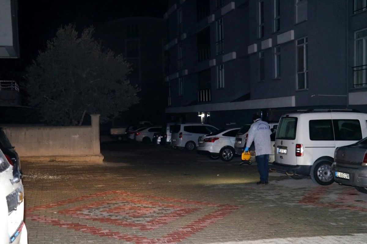 Burdur\'da site bahçesinde bıçaklı kavga: 2 yaralı