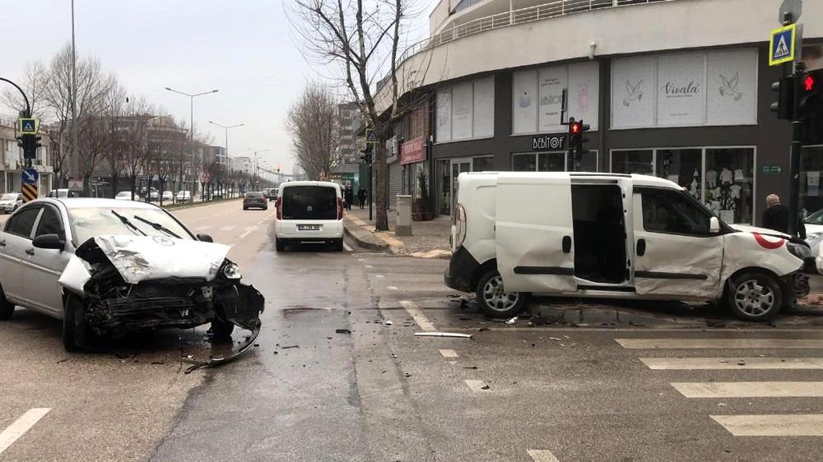 Bursa\'da iki otomobilin çarpıştı: 9 yaralı