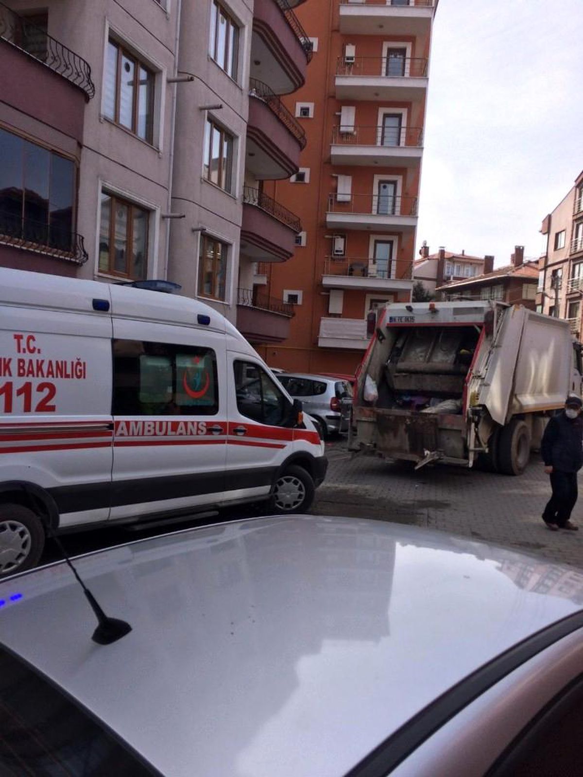 Çöp kamyonu yayaya çarptı: 1 yaralı
