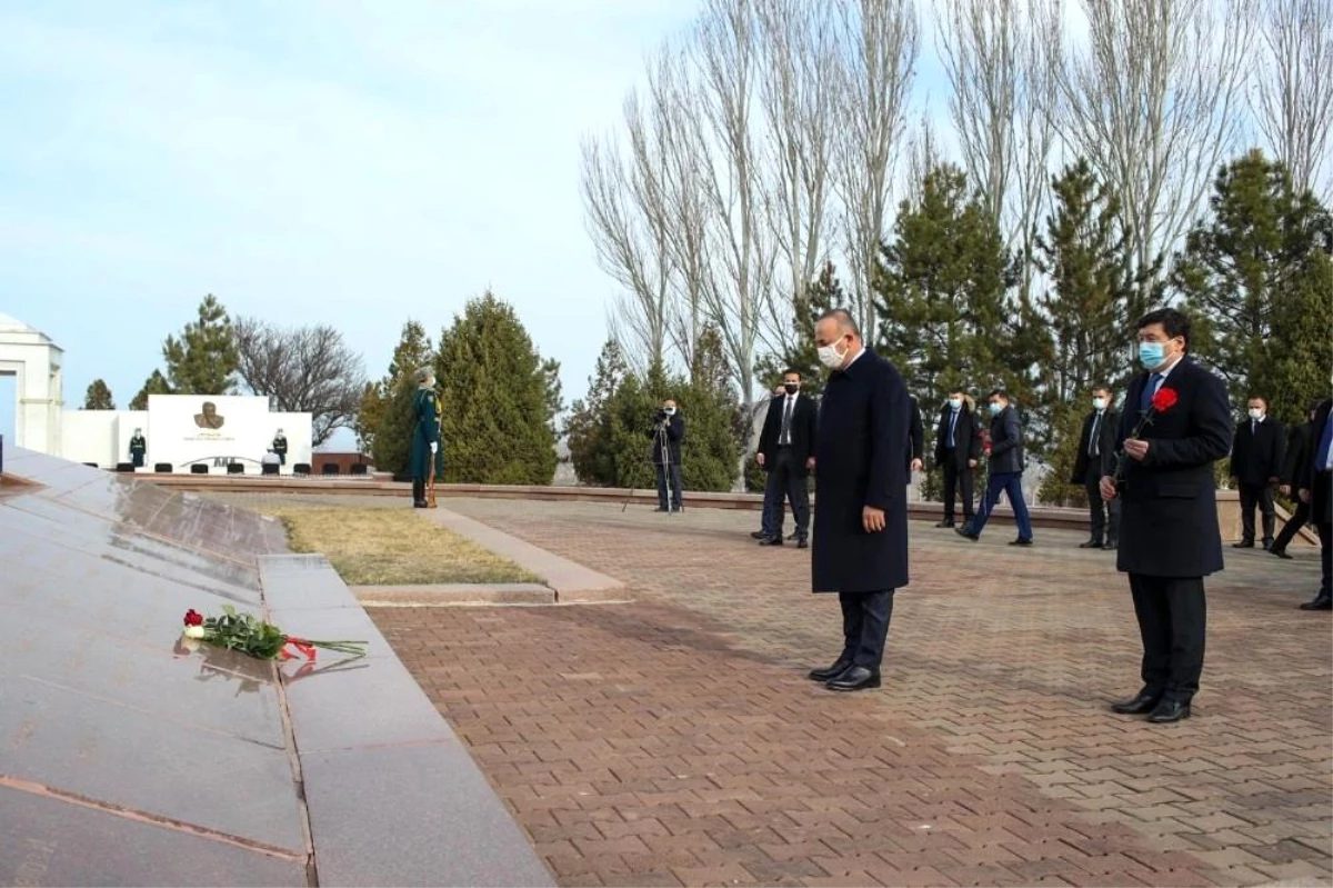 Dışişleri Bakanı Çavuşoğlu, Ata Beyit Anıtı\'na çelenk koydu