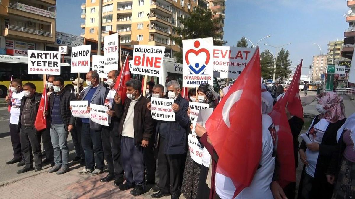 Diyarbakır\'da evlat nöbetindeki aileler, \'Kahrolsun HDP ve PKK\' sloganları ile yürüdü