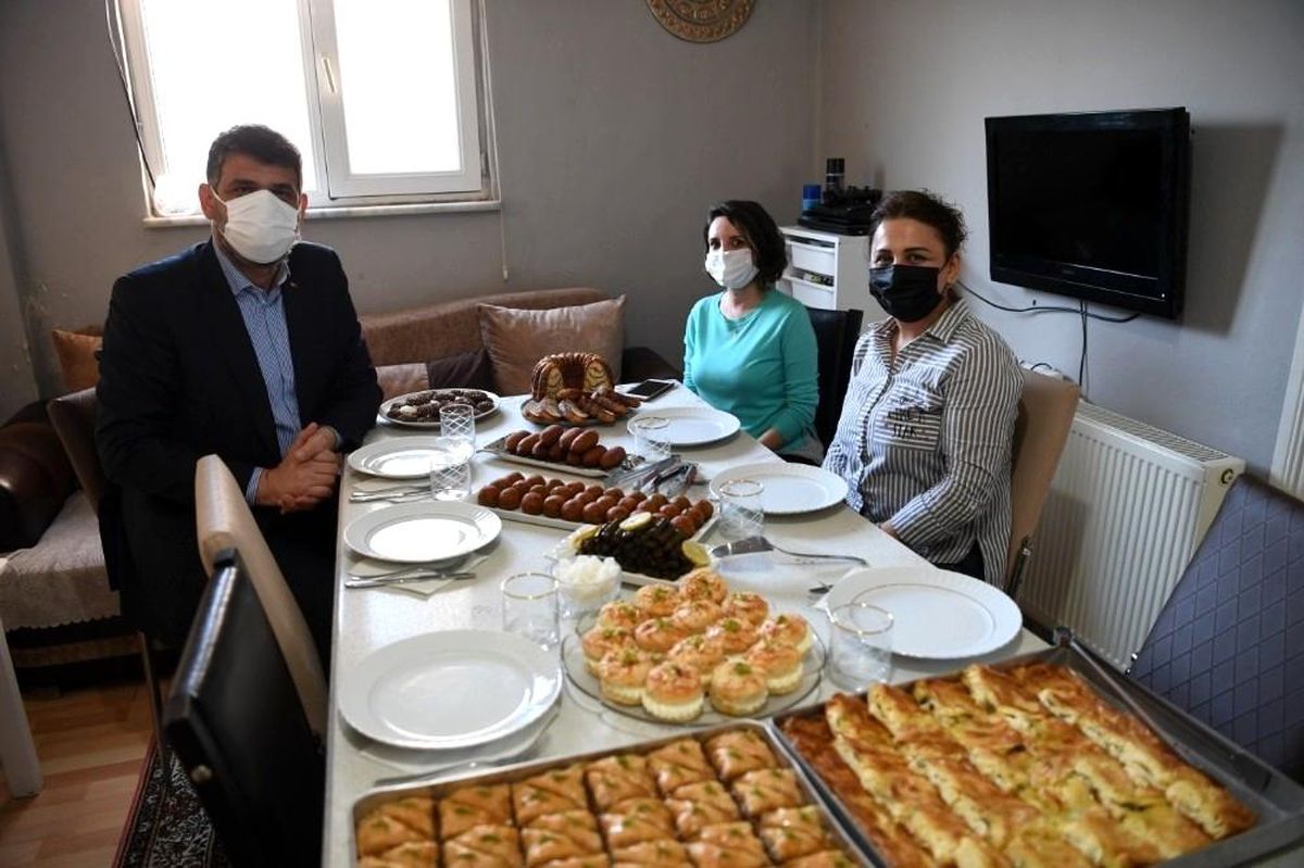 Sosyal medyadan ev ekonomisine katkı sağlarken Belediye Başkanı Kocaman\'ı misafir etti