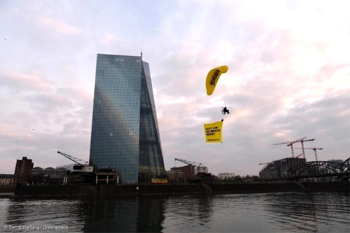 Greenpeace aktivistleri, Avrupa Merkez Bankası\'nın çatısına paraşütle indi