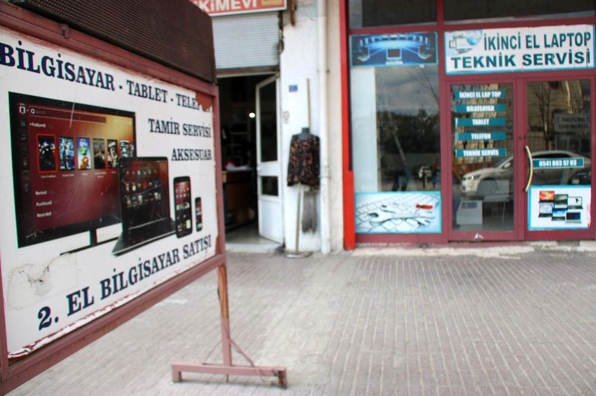 Gündüz vakti elemanın uyuduğunu görünce bilgisayarı çalıp kaçtı