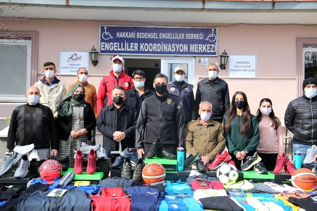 Hakkari Emniyet Müdürlüğü\'nden engelli basketbol takımına malzeme desteği