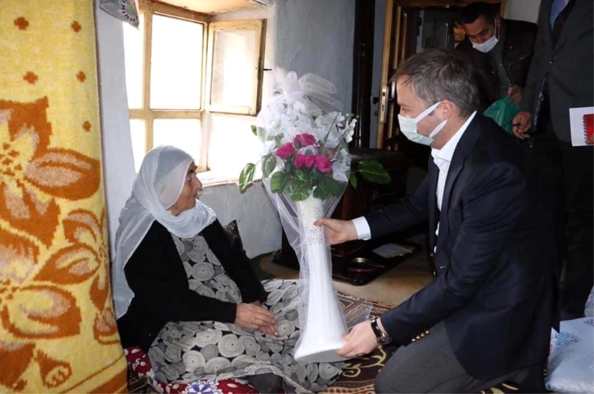 Hizan Kaymakamı Muhammed İkbal Yelek, 111 yaşındaki Makbule teyzeyi ziyaret etti
