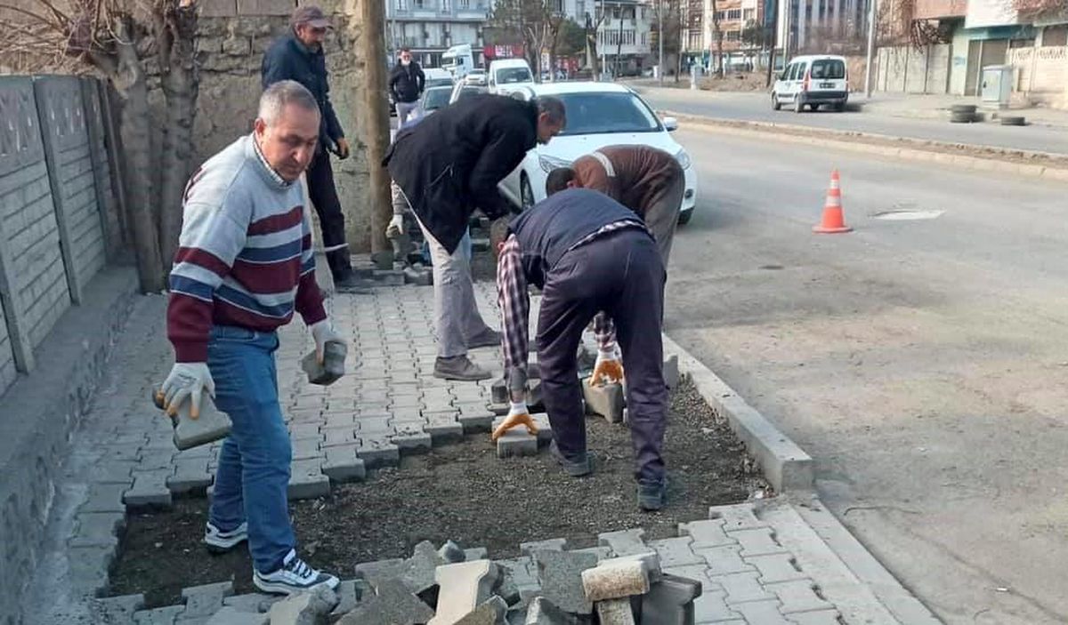 Iğdır\'da deforme olan parke taşları onarılıyor
