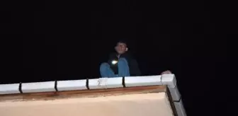 Son dakika haberi: İntihara kalkışan genci polis çatının ucundan çekip aldı