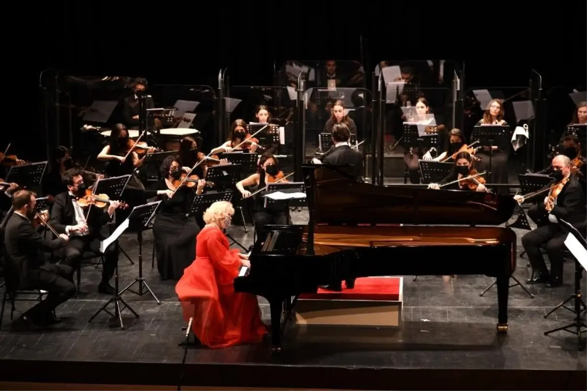 Kadıköy Pandemi Orkestrası İbrahim Yazıcı ve Gülsin Onay\'la sahne aldı