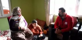 KAHRAMANMARAŞ - Doğuştan engelli 3 çocuğuna fedakarca bakan Kahramanmaraşlı anneye Türk Kızılaydan ziyaret