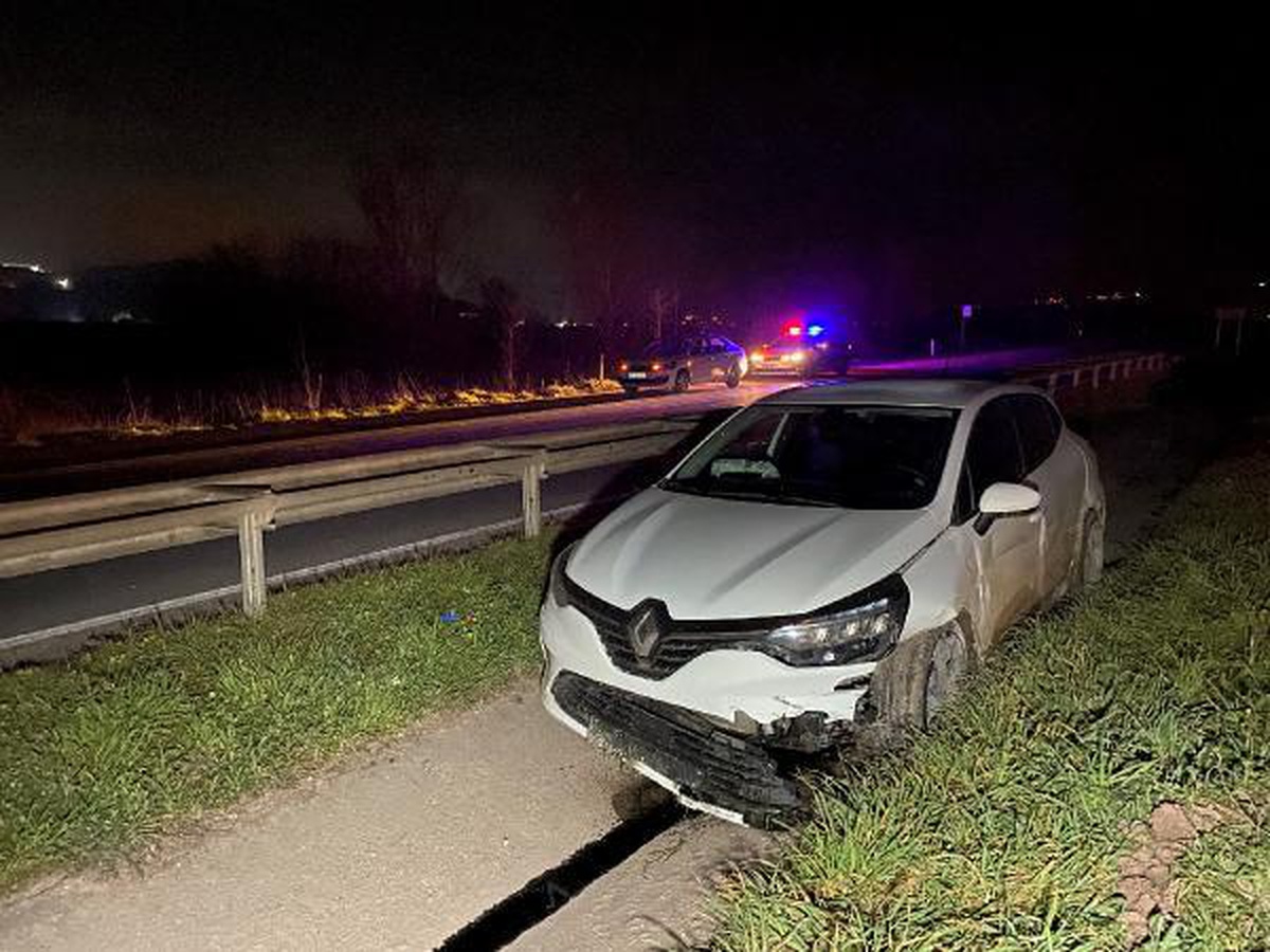 Kaza yapan otomobilin sürücüsü kaçtı