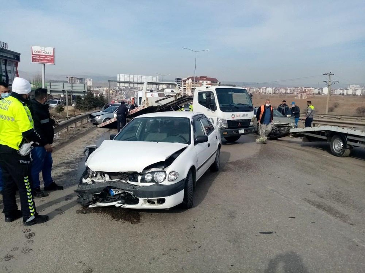 Son dakika... Kırıkkale\'de üç araçlı zincirleme kaza: 4 yaralı