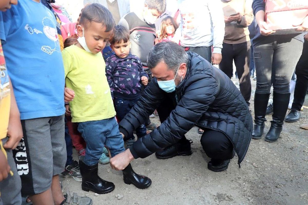 Yüreğir Belediyesi mevsimlik tarım işçilerine yardım kolisi dağıttı