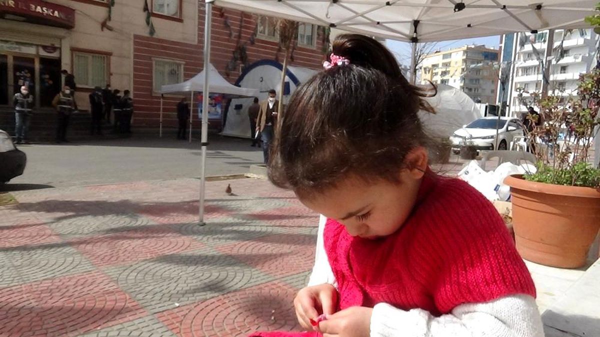 Son dakika haber: Küçük Asmin evlat nöbetindeki ailelerin neşe kaynağı oldu